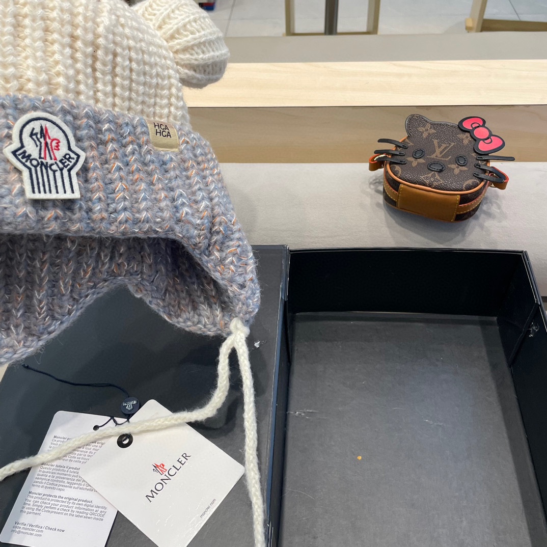 ？MONCLER蒙口🎩2024拼色加绒针织护耳帽女洋气冬季防寒保暖加厚雷锋帽毛线套头帽