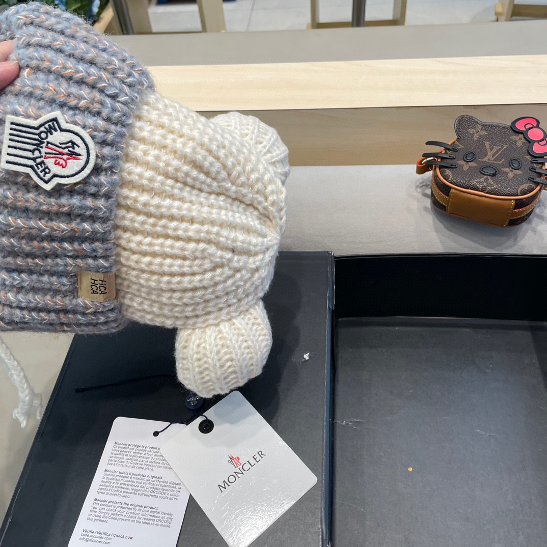 ？MONCLER蒙口🎩2024拼色加绒针织护耳帽女洋气冬季防寒保暖加厚雷锋帽毛线套头帽