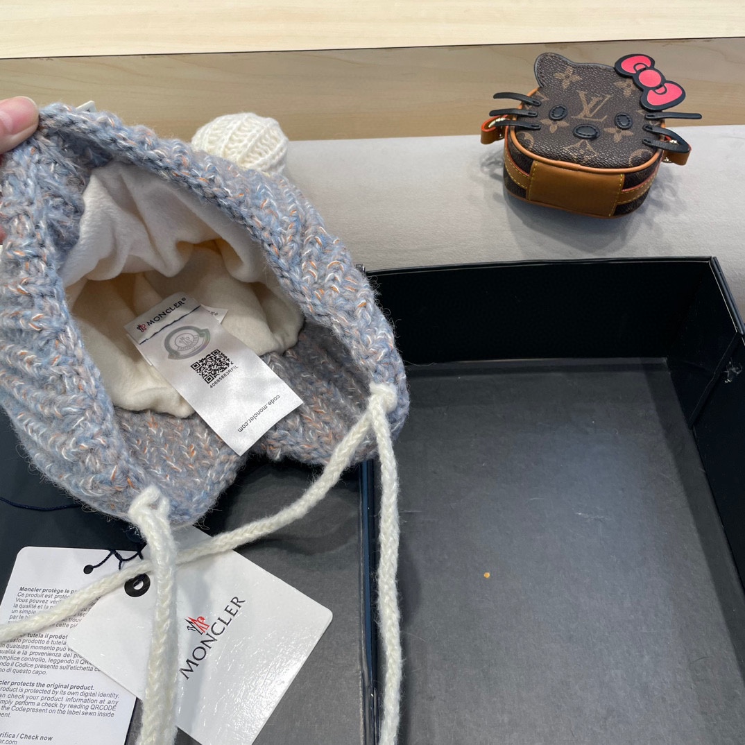 ？MONCLER蒙口🎩2024拼色加绒针织护耳帽女洋气冬季防寒保暖加厚雷锋帽毛线套头帽