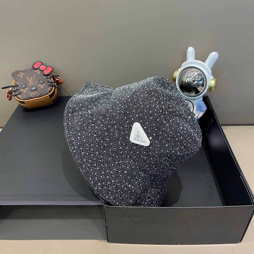 普拉达Prada重工轻奢超闪水钻渔夫帽女时髦百搭优雅水桶帽显脸小遮阳防晒盆帽。