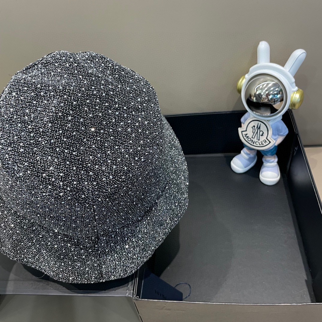 普拉达Prada重工轻奢超闪水钻渔夫帽女时髦百搭优雅水桶帽显脸小遮阳防晒盆帽。