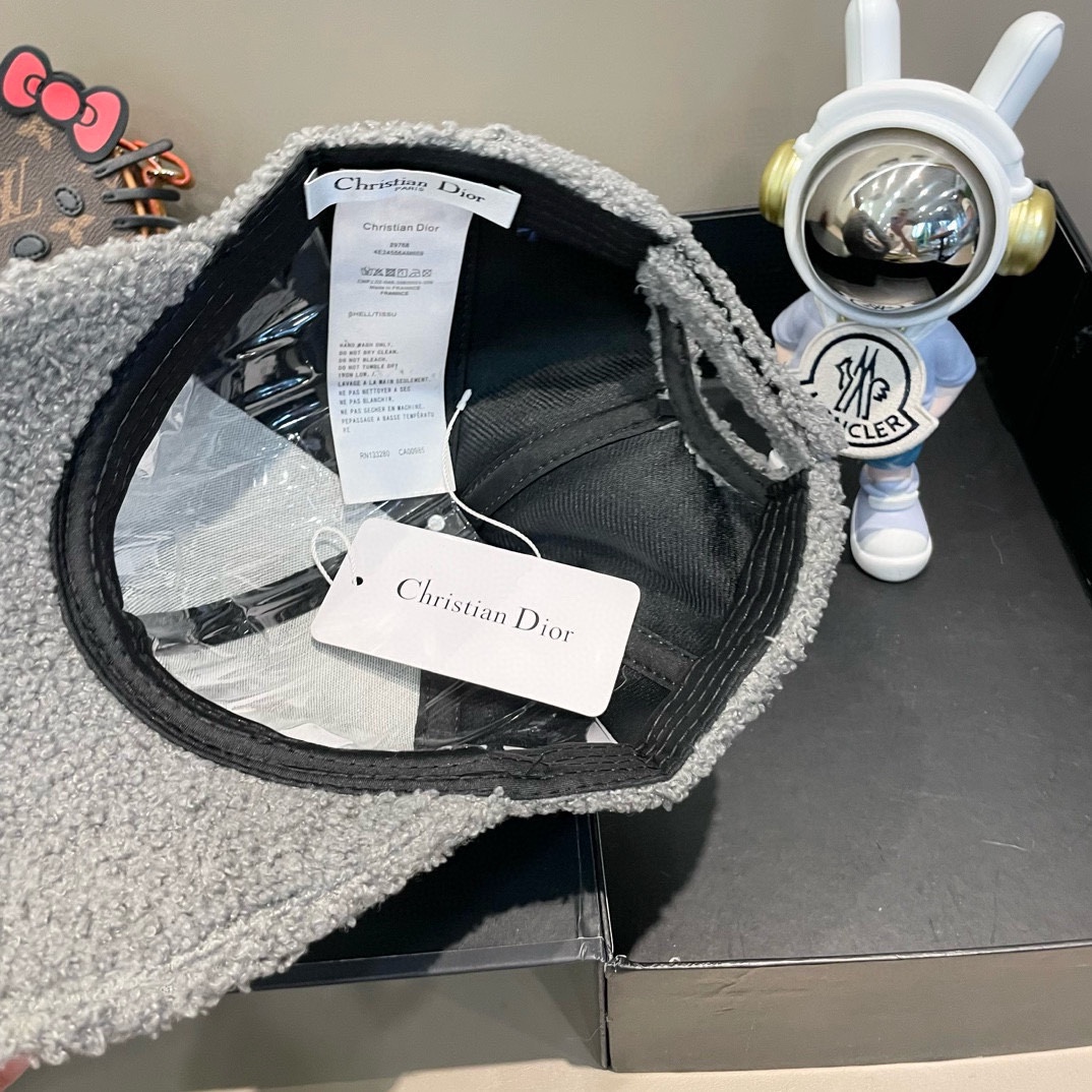 DIOR迪奥 2024 秋冬新款官网同步羊羔毛刺绣棒球帽，整个帽子质感超级好，网红爆款休闲时尚 百搭，超