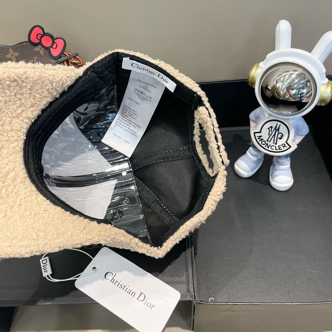 DIOR迪奥 2024 秋冬新款官网同步羊羔毛刺绣棒球帽，整个帽子质感超级好，网红爆款休闲时尚 百搭，超