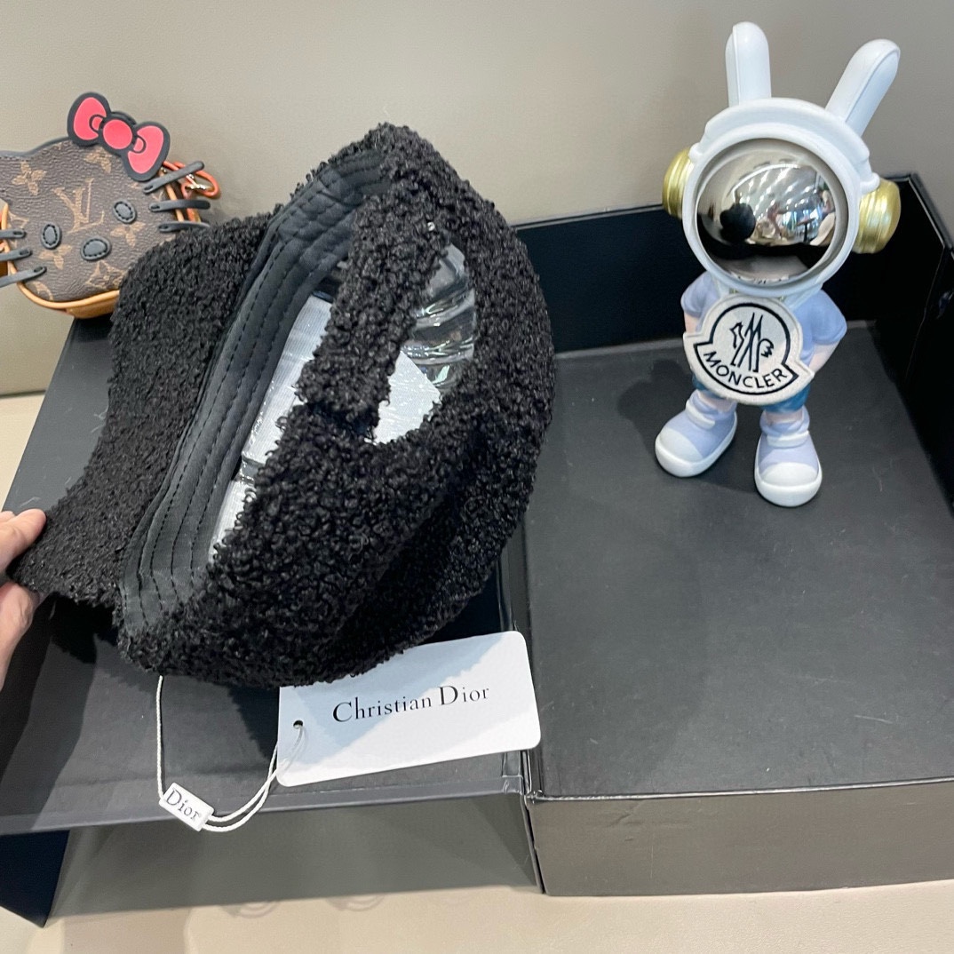 DIOR迪奥 2024 秋冬新款官网同步羊羔毛刺绣棒球帽，整个帽子质感超级好，网红爆款休闲时尚 百搭，超