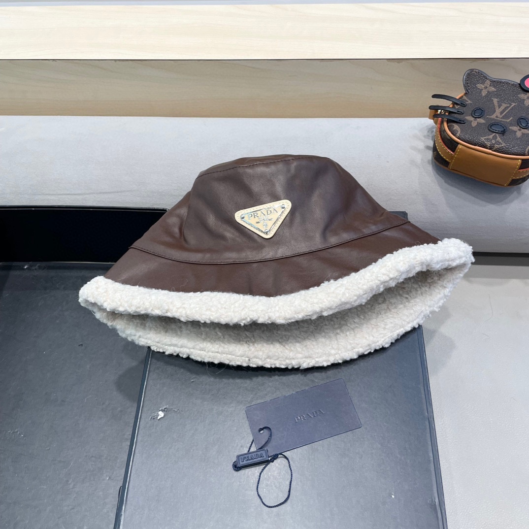 普拉达Prada2024秋冬季新款加厚羊羔绒渔夫帽子女加厚保暖户外防寒百搭护耳帽