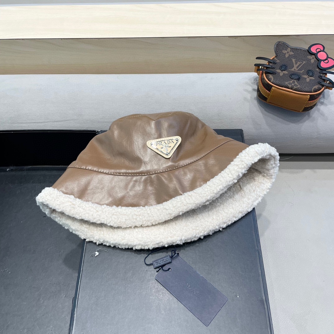 普拉达Prada2024秋冬季新款加厚羊羔绒渔夫帽子女加厚保暖户外防寒百搭护耳帽