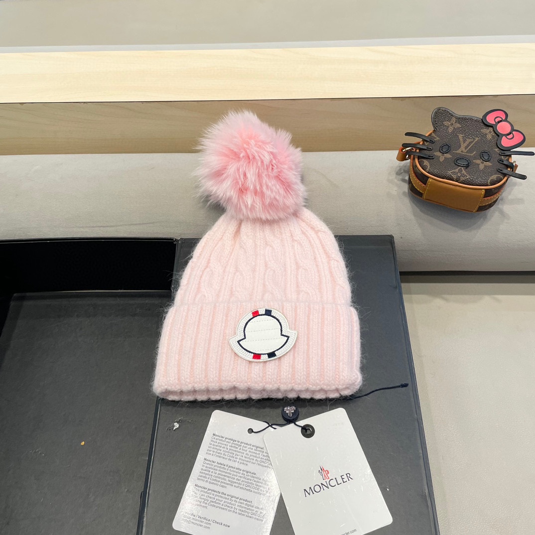NO:588025,moncler hat women's Korean style autumn and winter fox fur ball woolen hat trendy versatile pullover hat twist pattern wool blended knitted hat hat fisherman hat baseball cap knitted hat, hat, espadrilles, hats19860909moncler帽子女韩版秋冬狐狸毛球毛线帽潮百搭套头帽麻花纹羊毛混纺针织帽帽子渔夫帽棒球帽针织帽,帽子,espadrilles,hats,hat