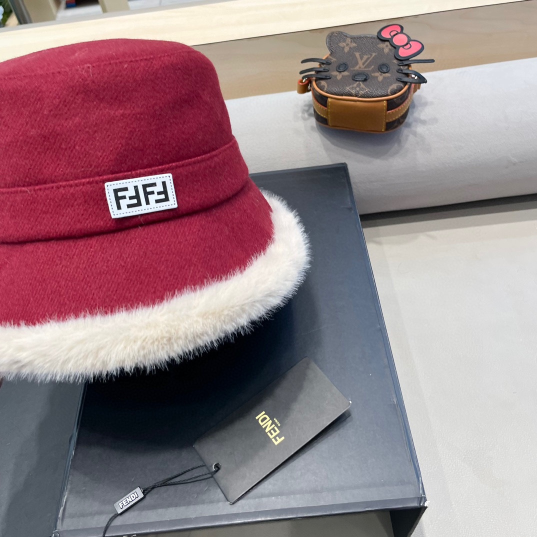 FENDI芬迪2024秋冬毛绒渔夫帽完全是超级完美的诠，上头性感又帅气 双双在线！没有哪个女孩子拒绝的了