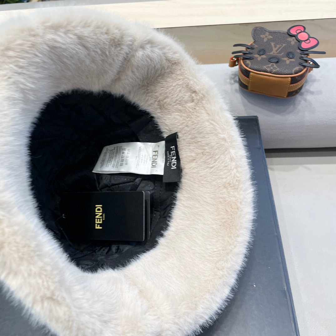 FENDI芬迪2024秋冬毛绒渔夫帽完全是超级完美的诠，上头性感又帅气 双双在线！没有哪个女孩子拒绝的了