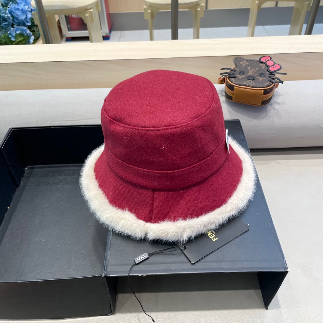 FENDI芬迪2024秋冬毛绒渔夫帽完全是超级完美的诠，上头性感又帅气 双双在线！没有哪个女孩子拒绝的了
