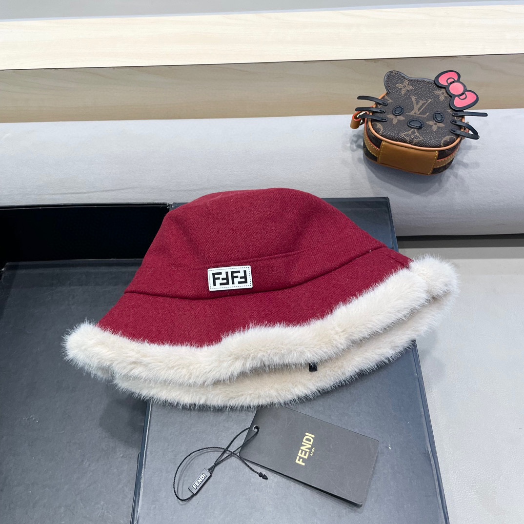 FENDI芬迪2024秋冬毛绒渔夫帽完全是超级完美的诠，上头性感又帅气 双双在线！没有哪个女孩子拒绝的了