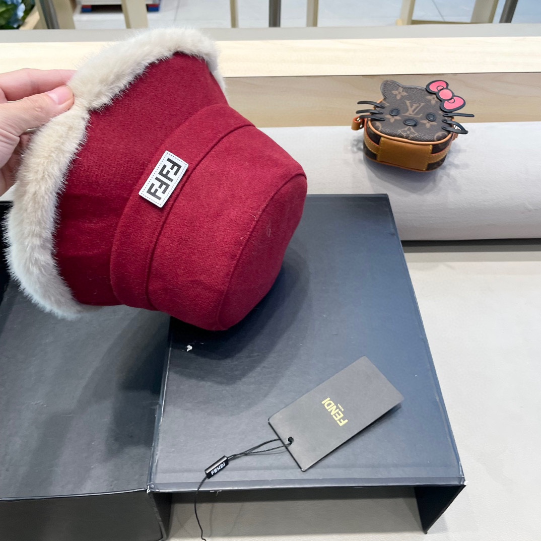 FENDI芬迪2024秋冬毛绒渔夫帽完全是超级完美的诠，上头性感又帅气 双双在线！没有哪个女孩子拒绝的了