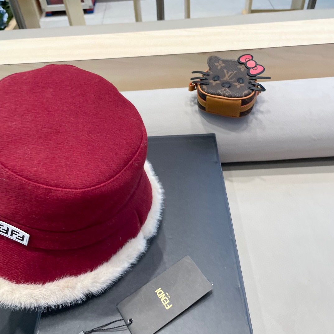 FENDI芬迪2024秋冬毛绒渔夫帽完全是超级完美的诠，上头性感又帅气 双双在线！没有哪个女孩子拒绝的了