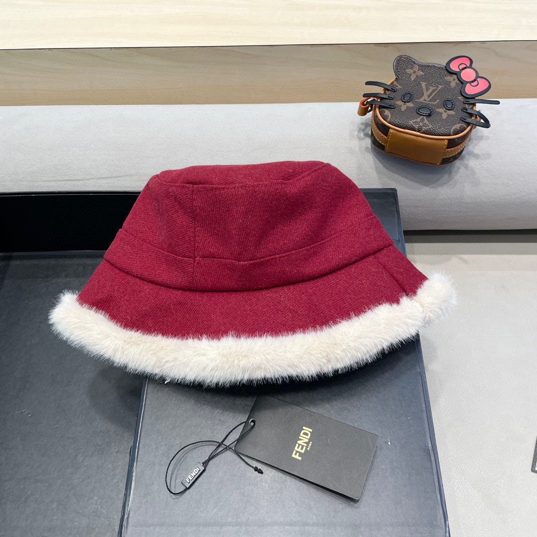 FENDI芬迪2024秋冬毛绒渔夫帽完全是超级完美的诠，上头性感又帅气 双双在线！没有哪个女孩子拒绝的了