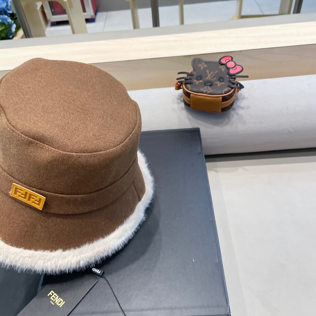 FENDI芬迪2024秋冬毛绒渔夫帽完全是超级完美的诠，上头性感又帅气 双双在线！没有哪个女孩子拒绝的了