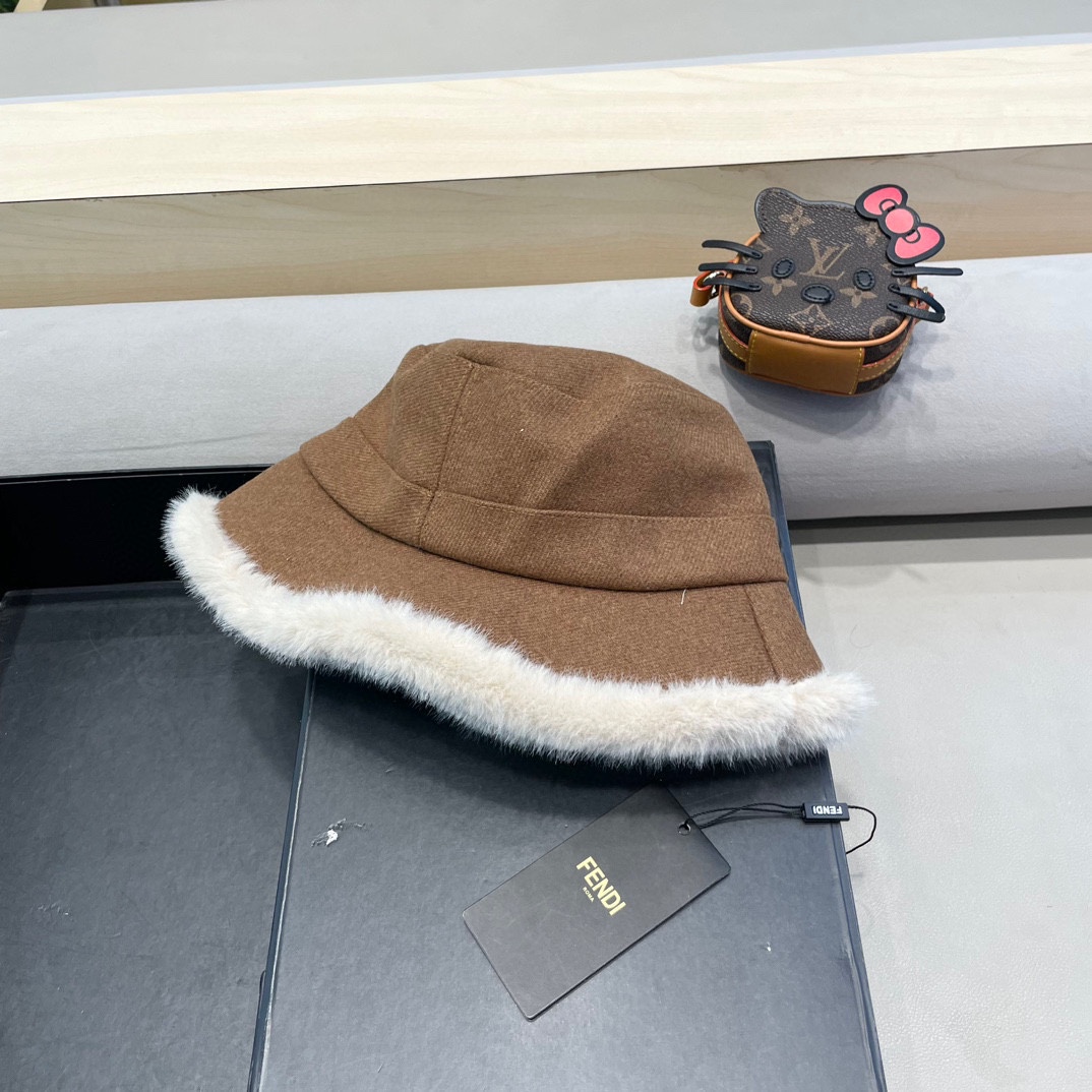 FENDI芬迪2024秋冬毛绒渔夫帽完全是超级完美的诠，上头性感又帅气 双双在线！没有哪个女孩子拒绝的了