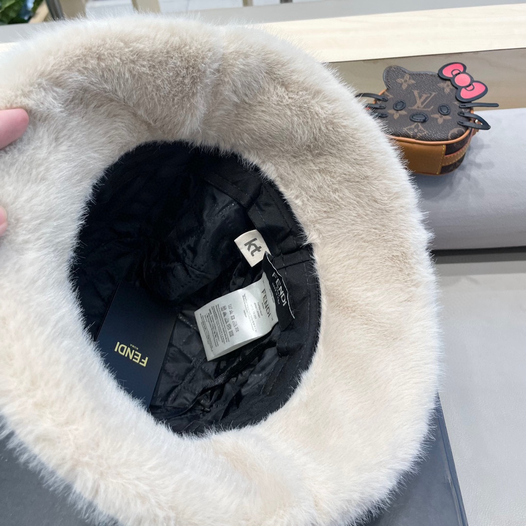 FENDI芬迪2024秋冬毛绒渔夫帽完全是超级完美的诠，上头性感又帅气 双双在线！没有哪个女孩子拒绝的了