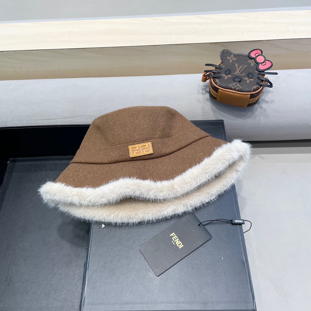 FENDI芬迪2024秋冬毛绒渔夫帽完全是超级完美的诠，上头性感又帅气 双双在线！没有哪个女孩子拒绝的了