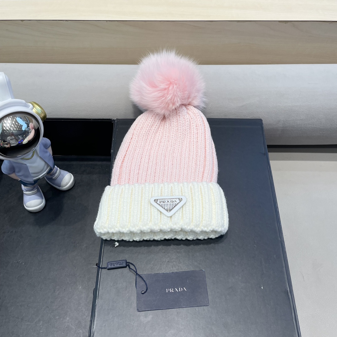 NO:588056,Prada Prada Korean version of ins autumn and winter real fox fur ball wool hat for women, versatile fashion parent-child knitted hat, trendy hat, fisherman hat, baseball cap, knitted hat, hat, prada, prada, espadrilles, hats19860909普拉达Prada韩版ins秋冬季真狐狸毛球毛线帽子女百搭时尚亲子针织帽潮帽子渔夫帽棒球帽针织帽,帽子,prada,prada,espadrilles,hats,hat