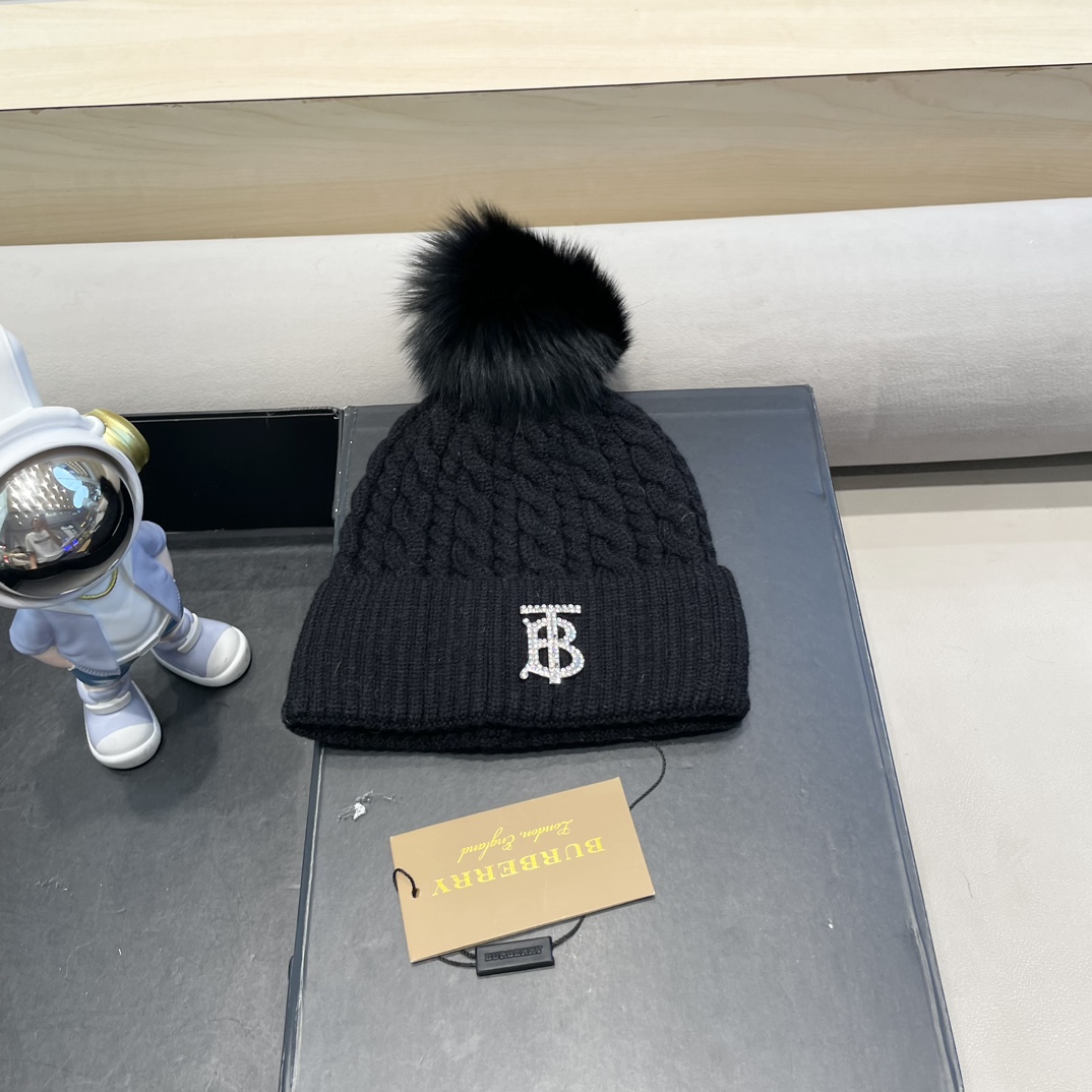 NO:588058,Burberry wool hat Yueyuejia autumn and winter new large fox fur versatile thickened warm knitted woolen hat fisherman hat baseball cap knitted hat, hat, burberry, burberry, espadrilles, hats19860909巴宝莉Burberry羊毛帽子悦悦家秋冬季新品大狐狸毛百搭加厚保暖针织毛线帽帽子渔夫帽棒球帽针织帽,帽子,burberry,burberry,espadrilles,hats,hat