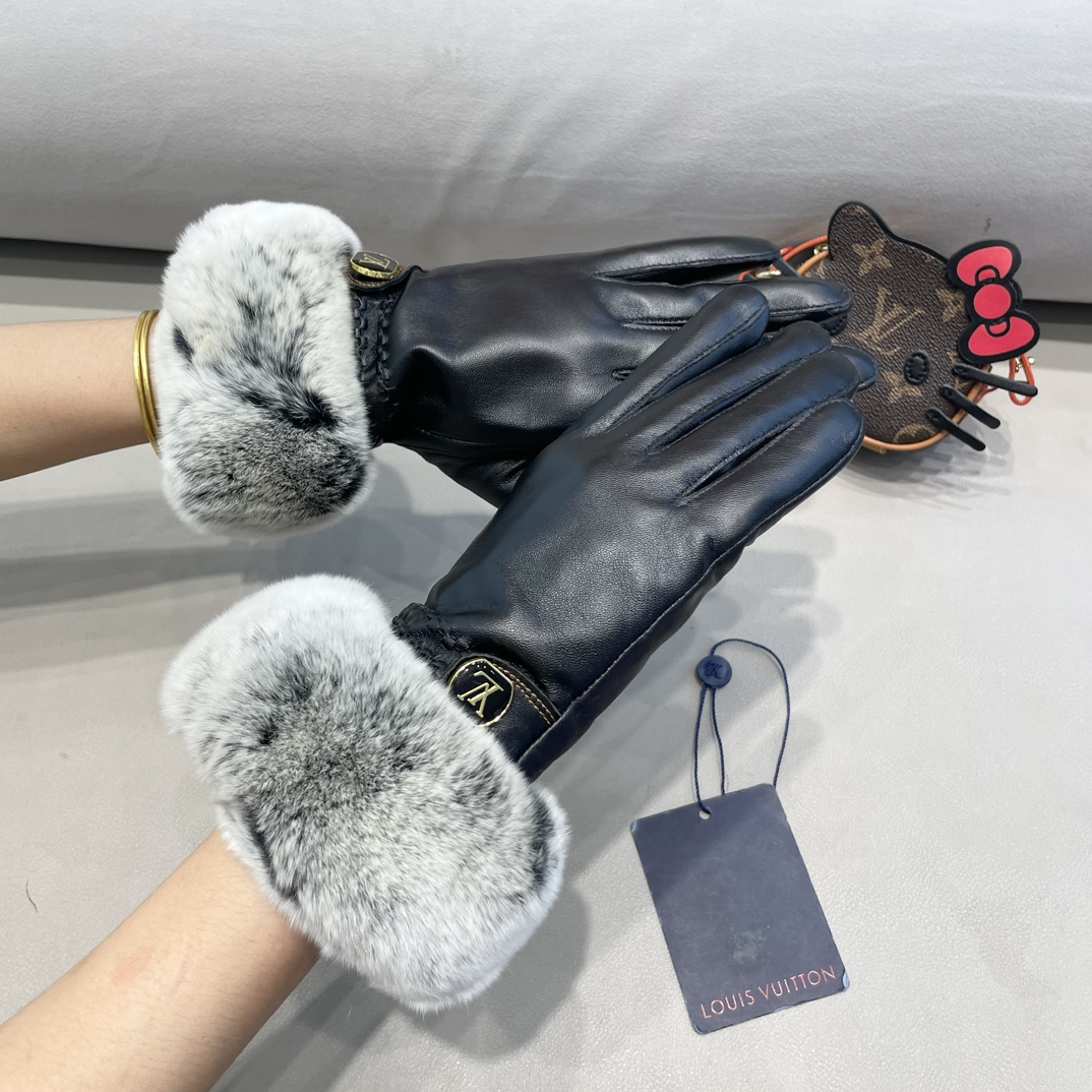 NO:640165,LV Louis Vuitton 2025 new LV leather gloves with raw edges, fashionable motorcycle gloves, new autumn and winter cloth linings, fashionable, super comfortable, soft and versatile!  The must-have box size ML gloves for Jimei goddess, gloves, louis vuitton, louis vuitton, gloves19860909lv路易威登2025LV新品毛口配皮手套,时尚机车手套,秋冬新品布内里,时尚上手超舒适柔软、百搭！集美女神必备配盒子码数ML手套,手套,louis vuitton,louis vuitton,gloves,accessory