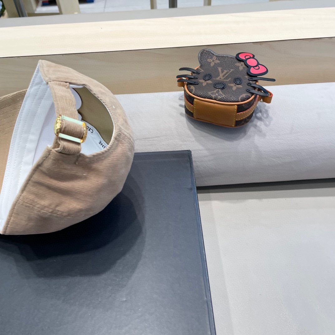 CELINE 塞琳 新款 🆕 棒球帽 🧢 原单棒球帽 🧢原版1.1复刻 （对比 🆚 市场通货 logo比