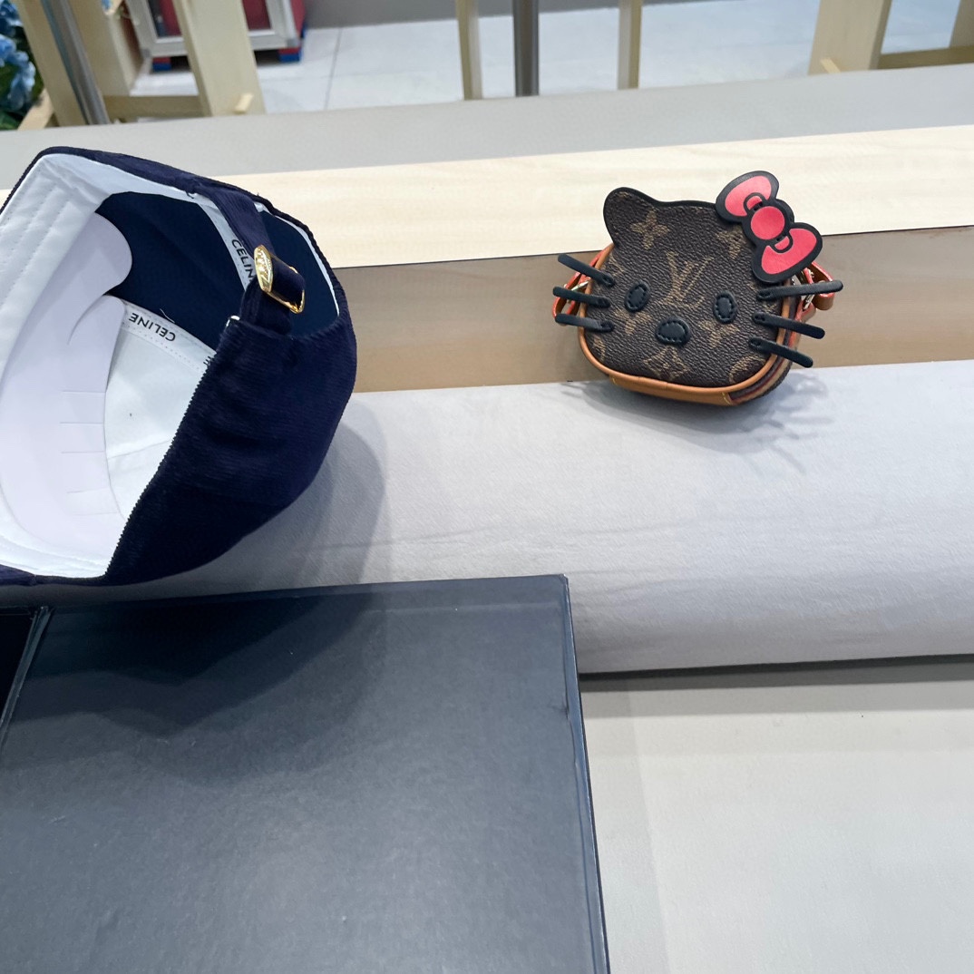 CELINE 塞琳 新款 🆕 棒球帽 🧢 原单棒球帽 🧢原版1.1复刻 （对比 🆚 市场通货 logo比