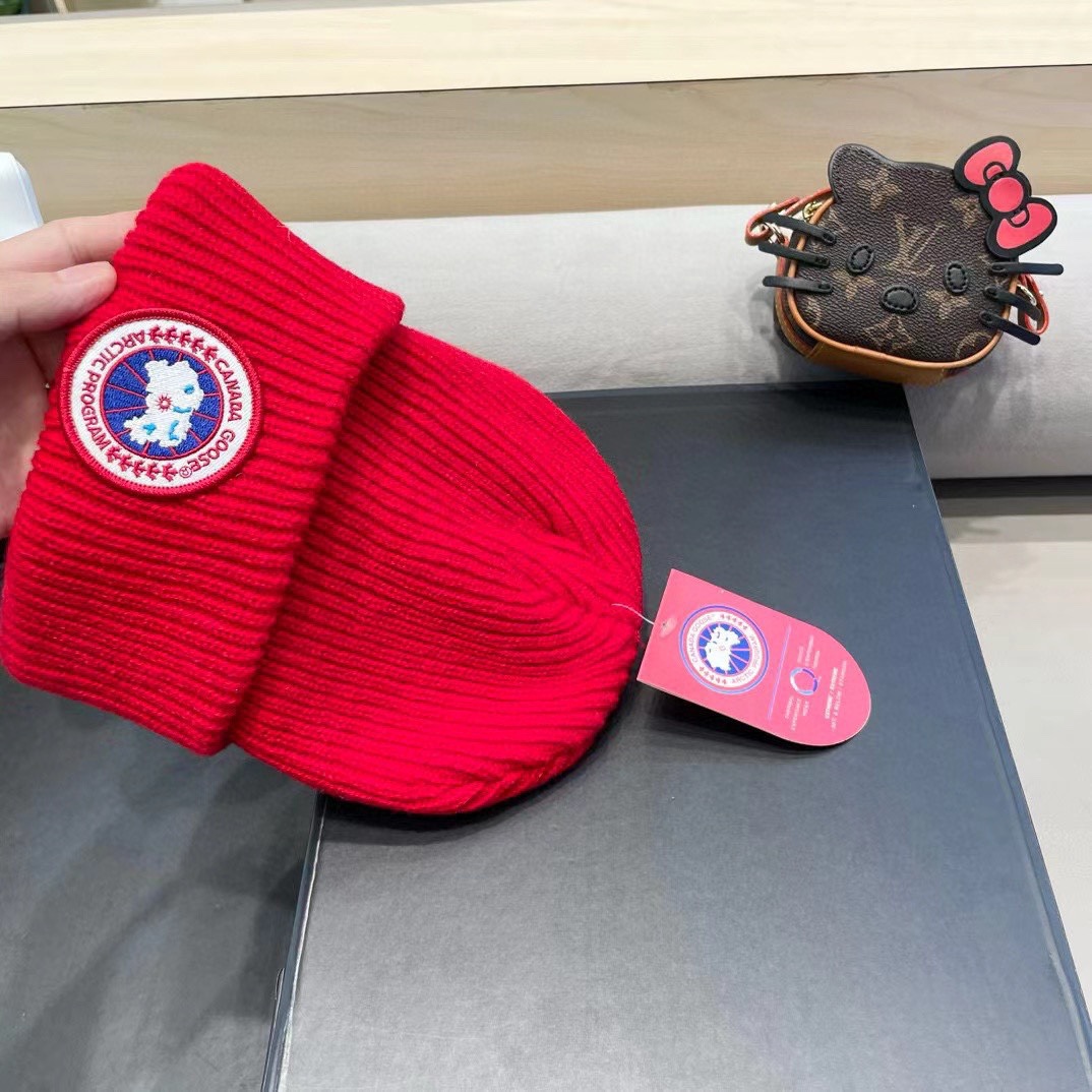加拿大鹅。CANADA GOOSE 配毛球羊毛针织！官网最新羊毛针织帽，官网原单复刻.非常柔软亲肤，弹性