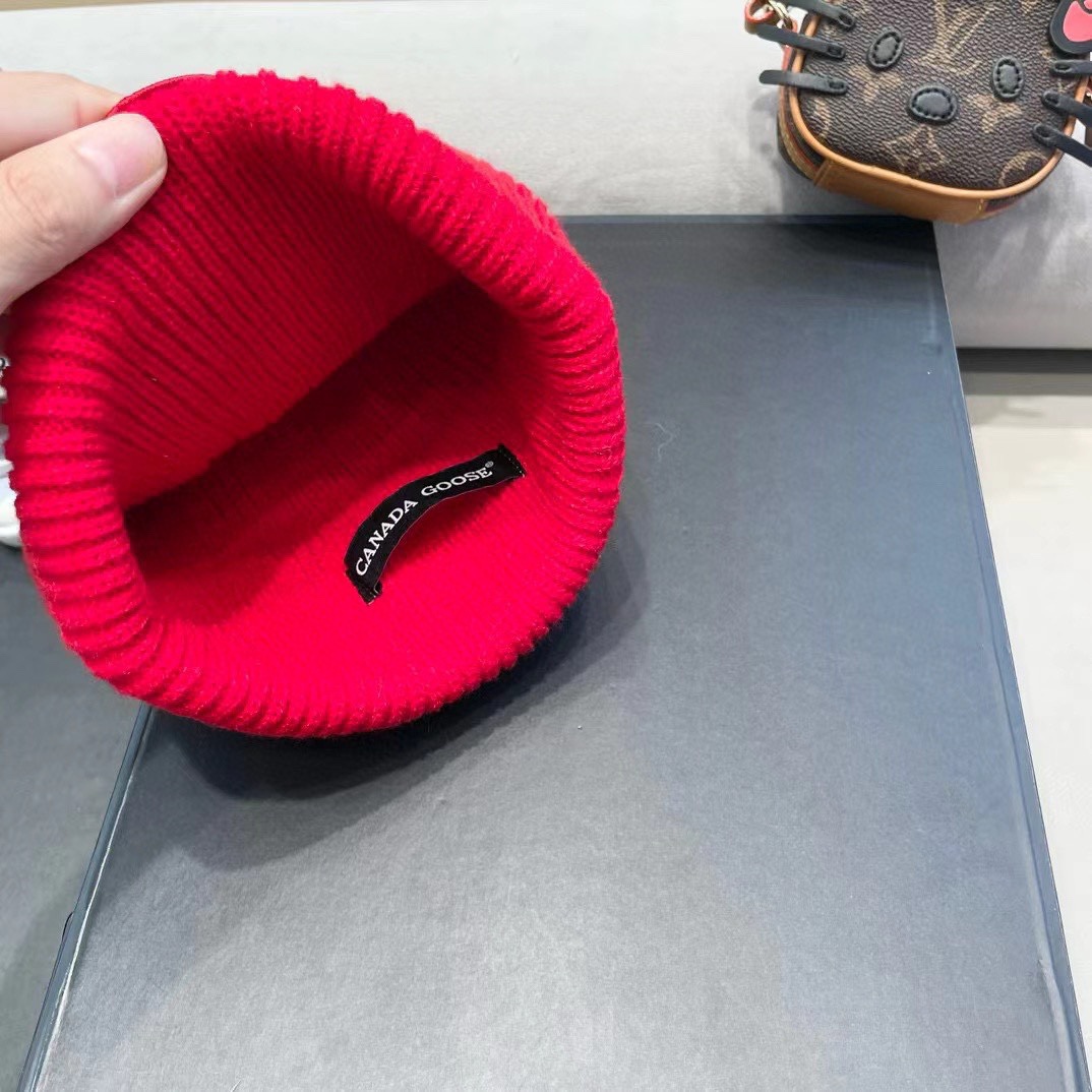 加拿大鹅。CANADA GOOSE 配毛球羊毛针织！官网最新羊毛针织帽，官网原单复刻.非常柔软亲肤，弹性