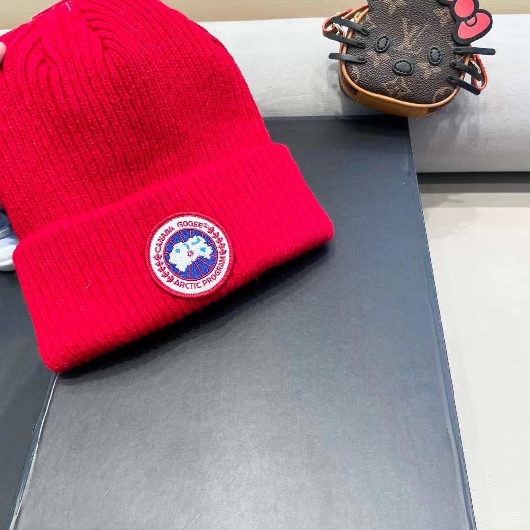 加拿大鹅。CANADA GOOSE 配毛球羊毛针织！官网最新羊毛针织帽，官网原单复刻.非常柔软亲肤，弹性