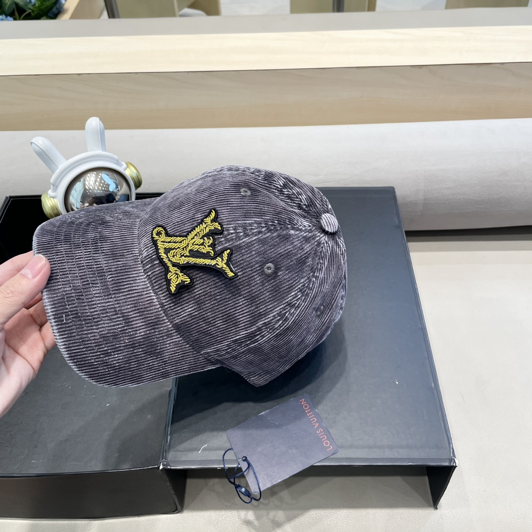 LV路易威登高版本专柜爆款灯芯绒棒球帽 重工打造♥️高端大气，百搭款🤗男女通用！