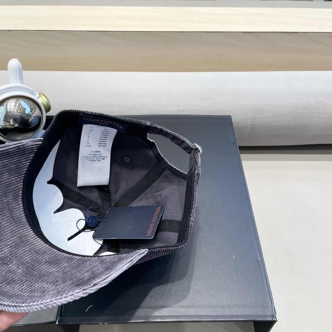 LV路易威登高版本专柜爆款灯芯绒棒球帽 重工打造♥️高端大气，百搭款🤗男女通用！