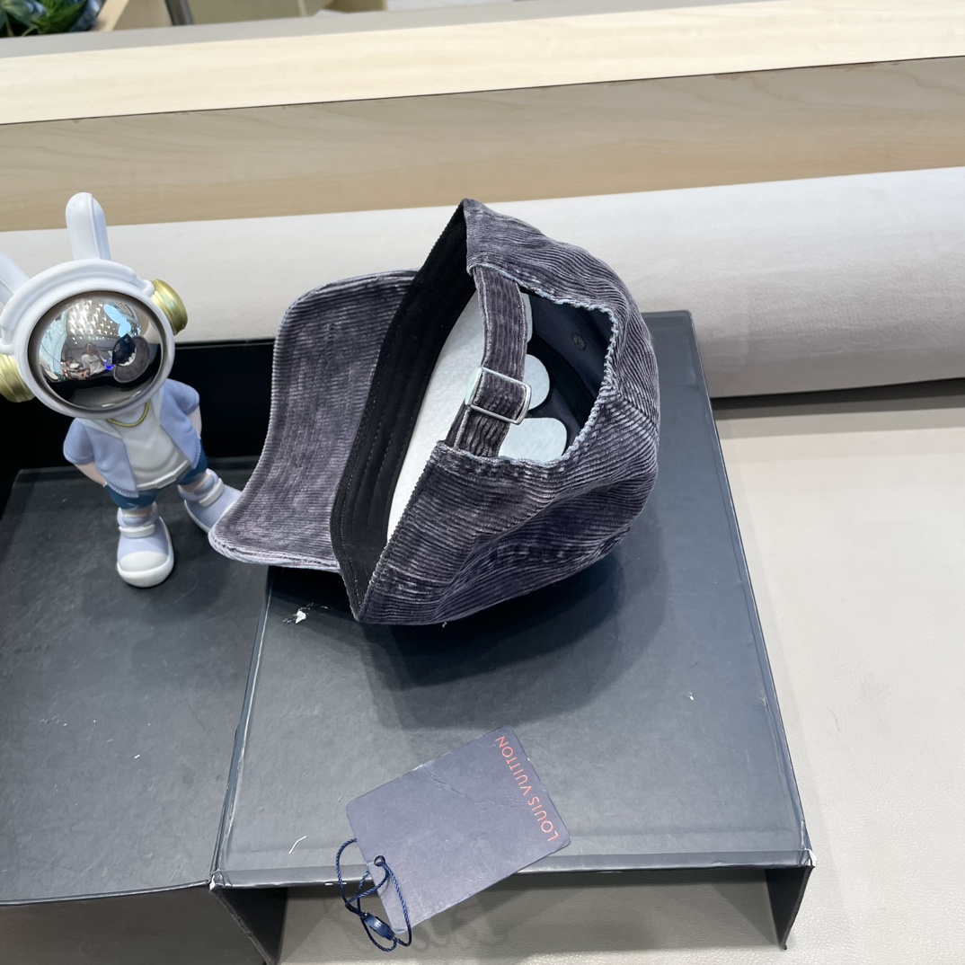 LV路易威登高版本专柜爆款灯芯绒棒球帽 重工打造♥️高端大气，百搭款🤗男女通用！