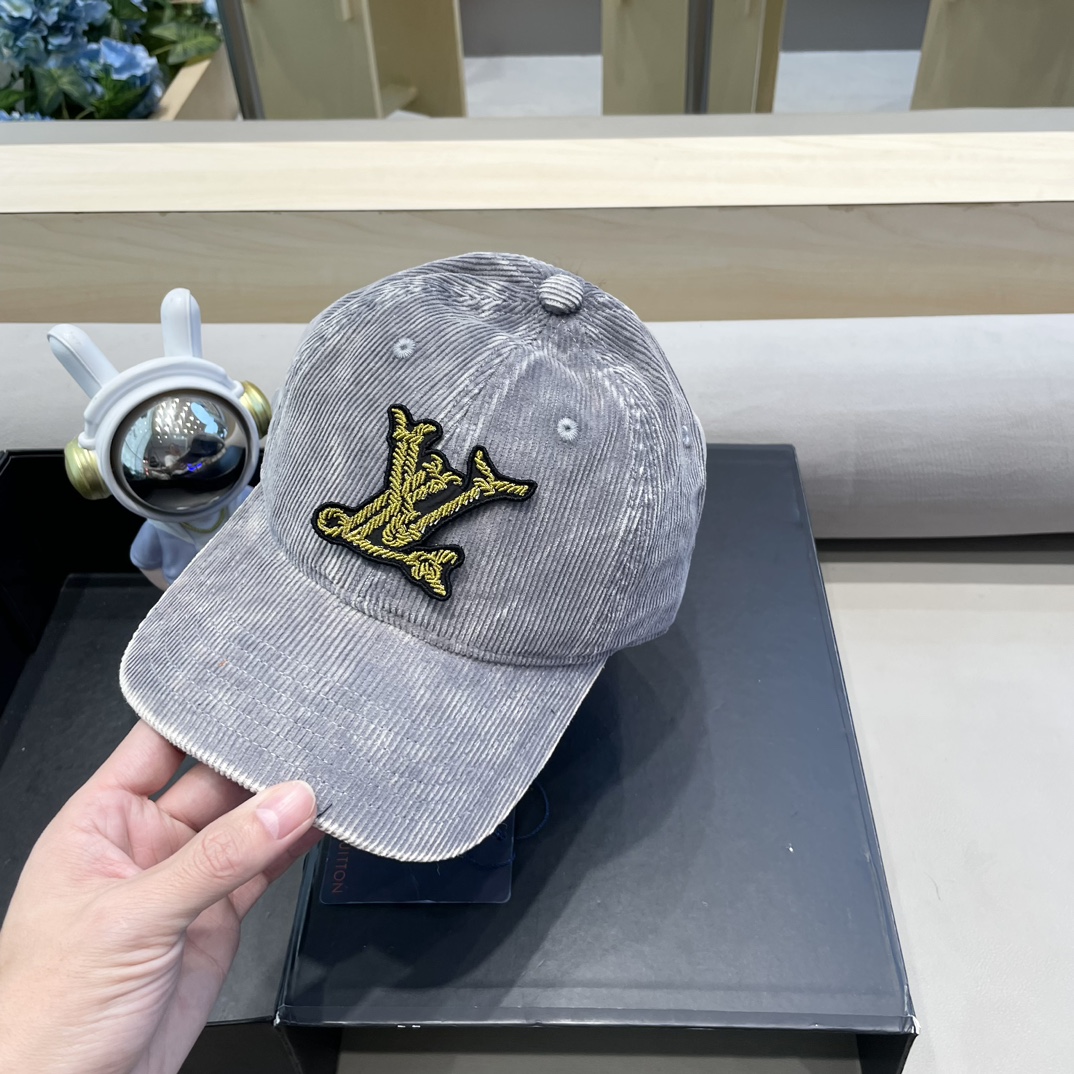 LV路易威登高版本专柜爆款灯芯绒棒球帽 重工打造♥️高端大气，百搭款🤗男女通用！