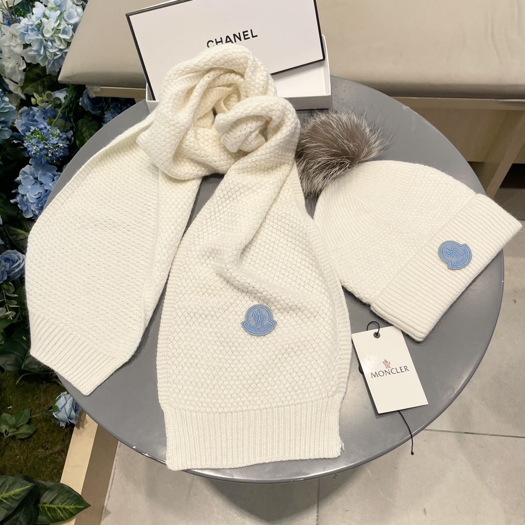 MONCLER蒙口套装👏围巾➕帽子❤️保暖又时尚👍配15公分狐狸毛球，休闲百搭😘4色可选❤男女通用，情侣