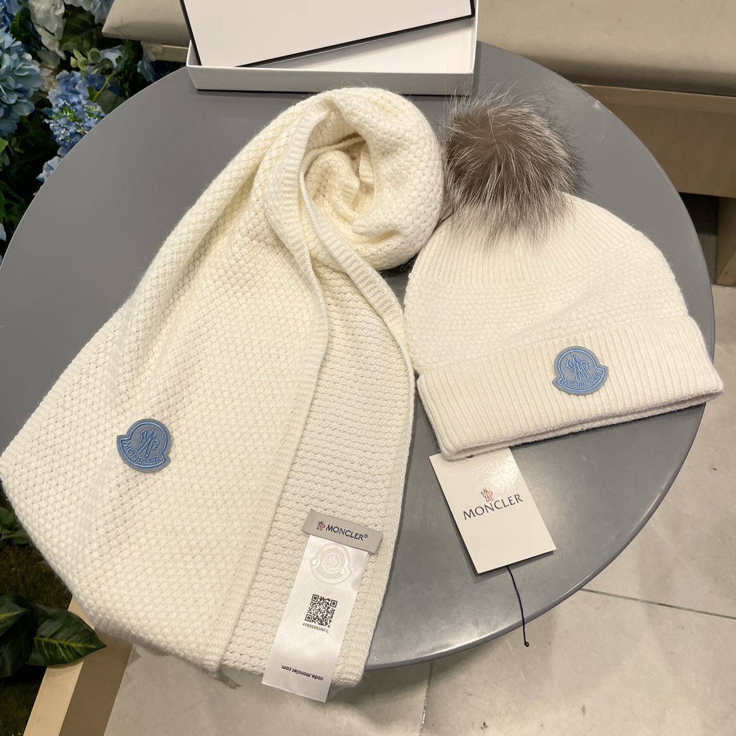 MONCLER蒙口套装👏围巾➕帽子❤️保暖又时尚👍配15公分狐狸毛球，休闲百搭😘4色可选❤男女通用，情侣