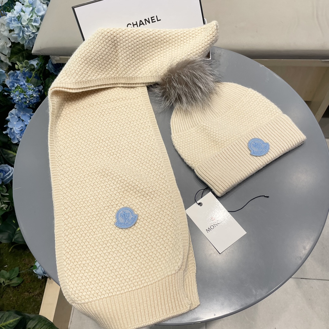 MONCLER蒙口套装👏围巾➕帽子❤️保暖又时尚👍配15公分狐狸毛球，休闲百搭😘4色可选❤男女通用，情侣