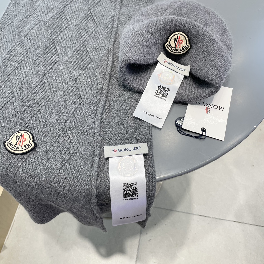 Moncler 蒙口套装秋冬款翻边羊毛针织毛线帽高品质定制！这款必定是极简主义的最爱干净，利索，时尚百搭