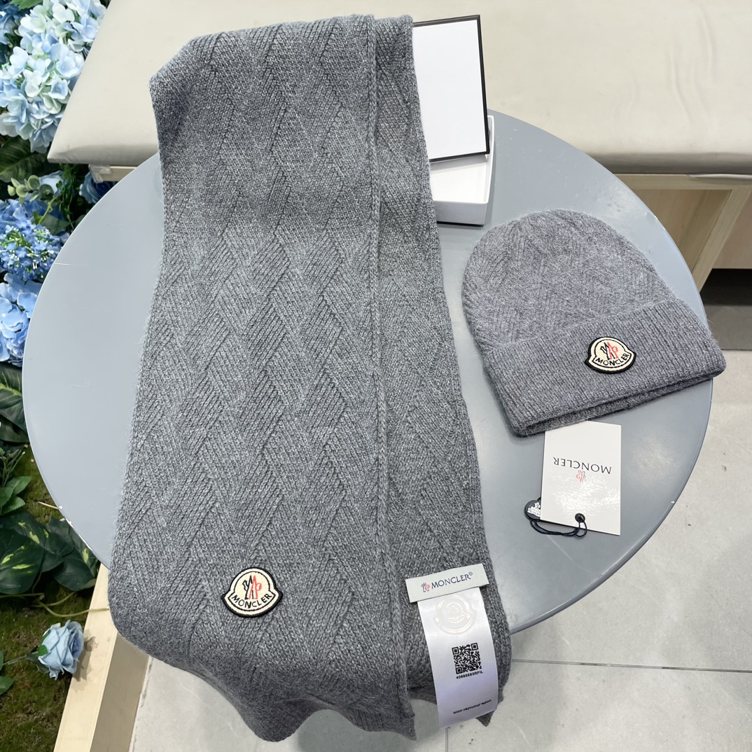 Moncler 蒙口套装秋冬款翻边羊毛针织毛线帽高品质定制！这款必定是极简主义的最爱干净，利索，时尚百搭