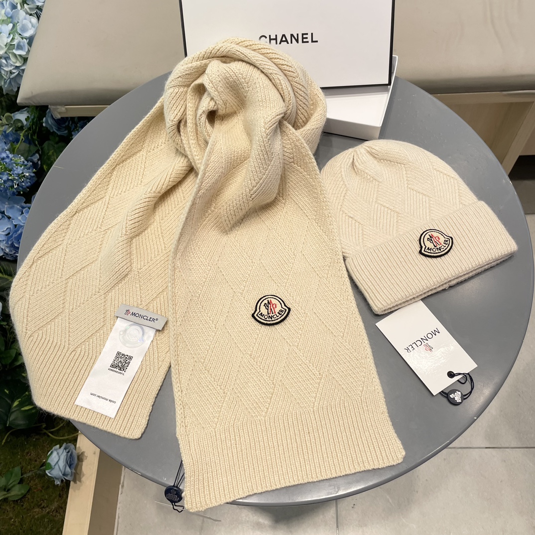 Moncler 蒙口套装秋冬款翻边羊毛针织毛线帽高品质定制！这款必定是极简主义的最爱干净，利索，时尚百搭