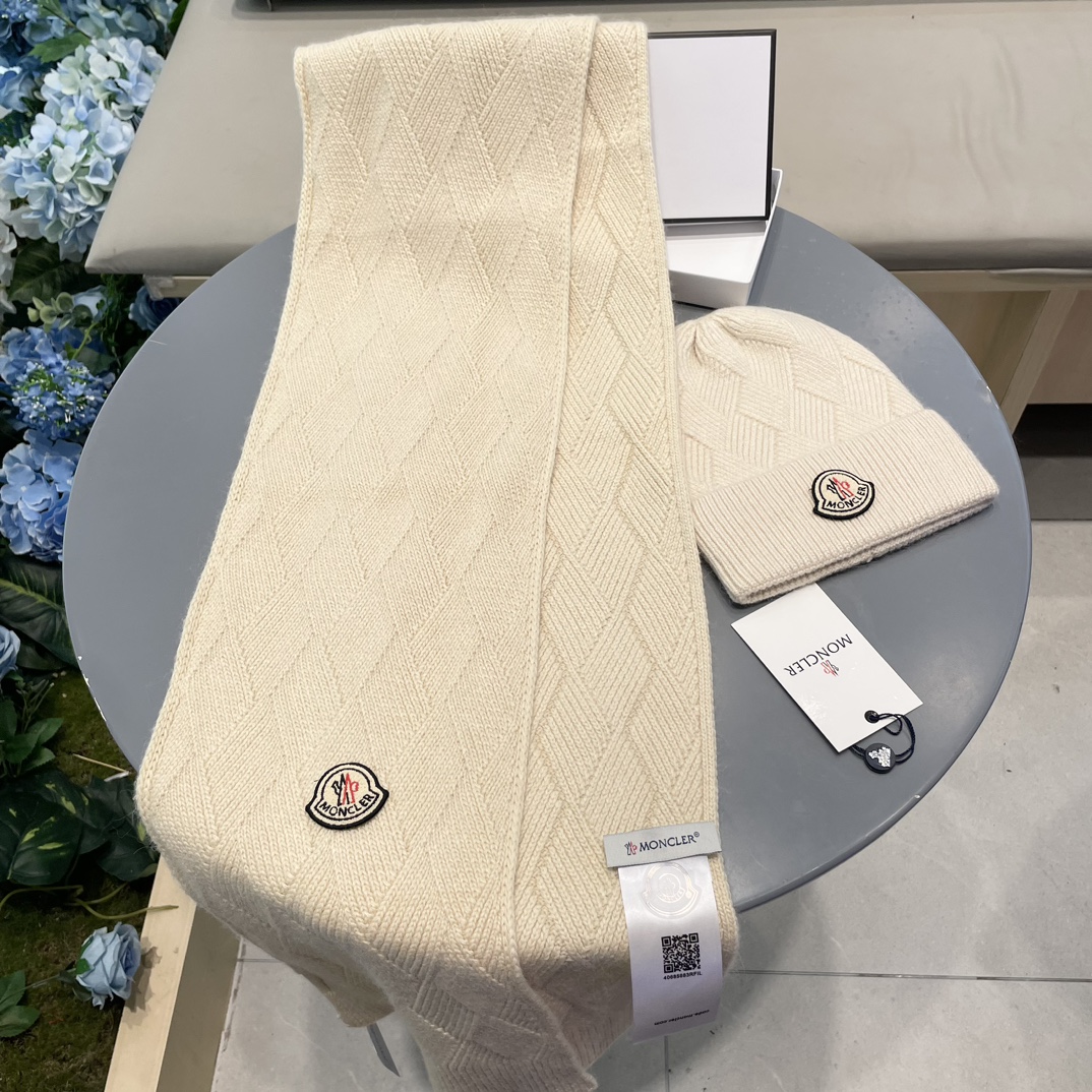 Moncler 蒙口套装秋冬款翻边羊毛针织毛线帽高品质定制！这款必定是极简主义的最爱干净，利索，时尚百搭