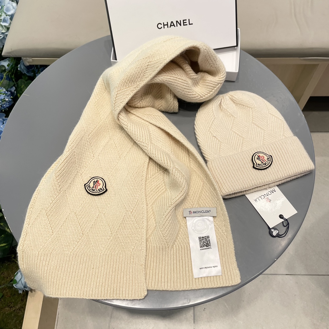 Moncler 蒙口套装秋冬款翻边羊毛针织毛线帽高品质定制！这款必定是极简主义的最爱干净，利索，时尚百搭