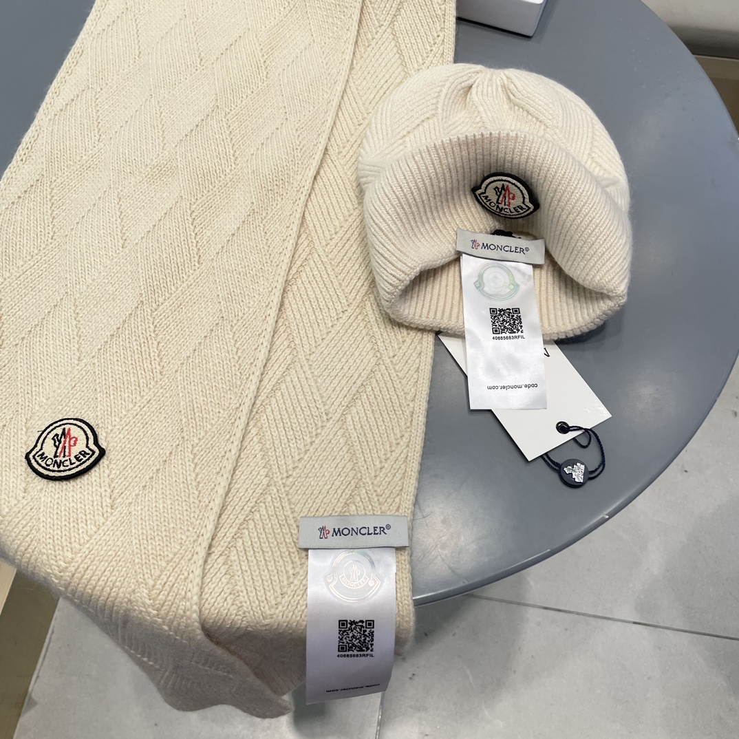 Moncler 蒙口套装秋冬款翻边羊毛针织毛线帽高品质定制！这款必定是极简主义的最爱干净，利索，时尚百搭