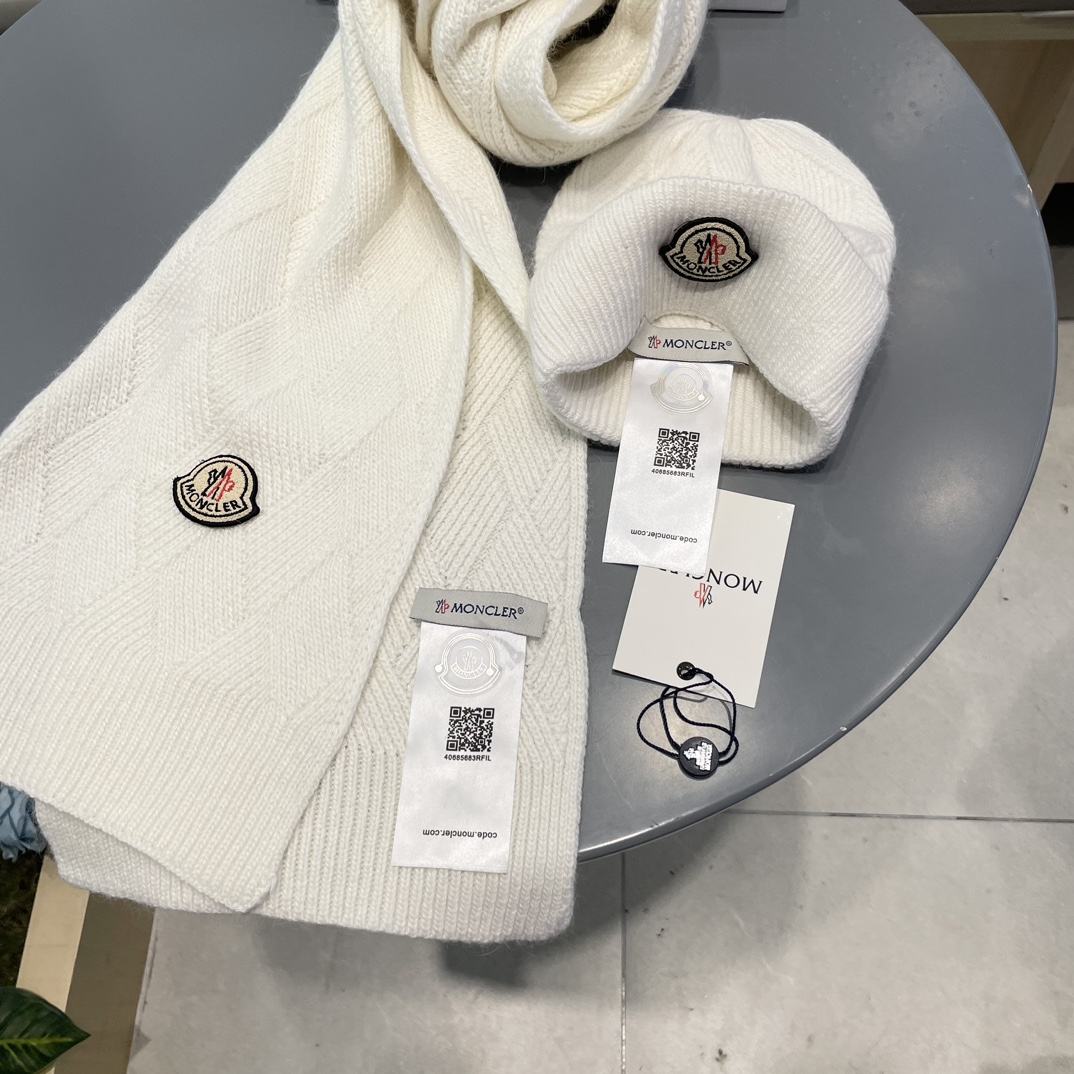 Moncler 蒙口套装秋冬款翻边羊毛针织毛线帽高品质定制！这款必定是极简主义的最爱干净，利索，时尚百搭