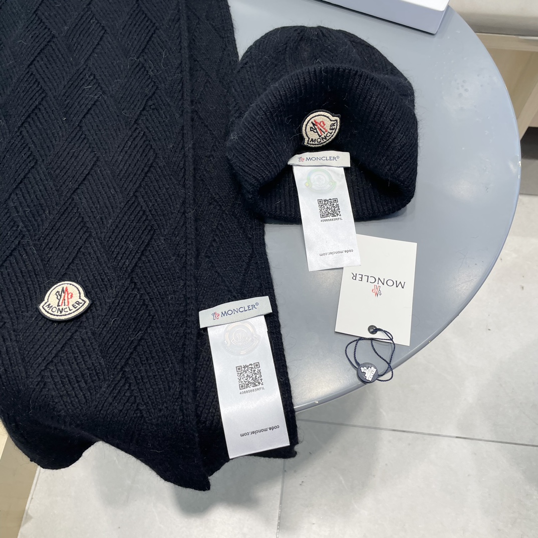 Moncler 蒙口套装秋冬款翻边羊毛针织毛线帽高品质定制！这款必定是极简主义的最爱干净，利索，时尚百搭