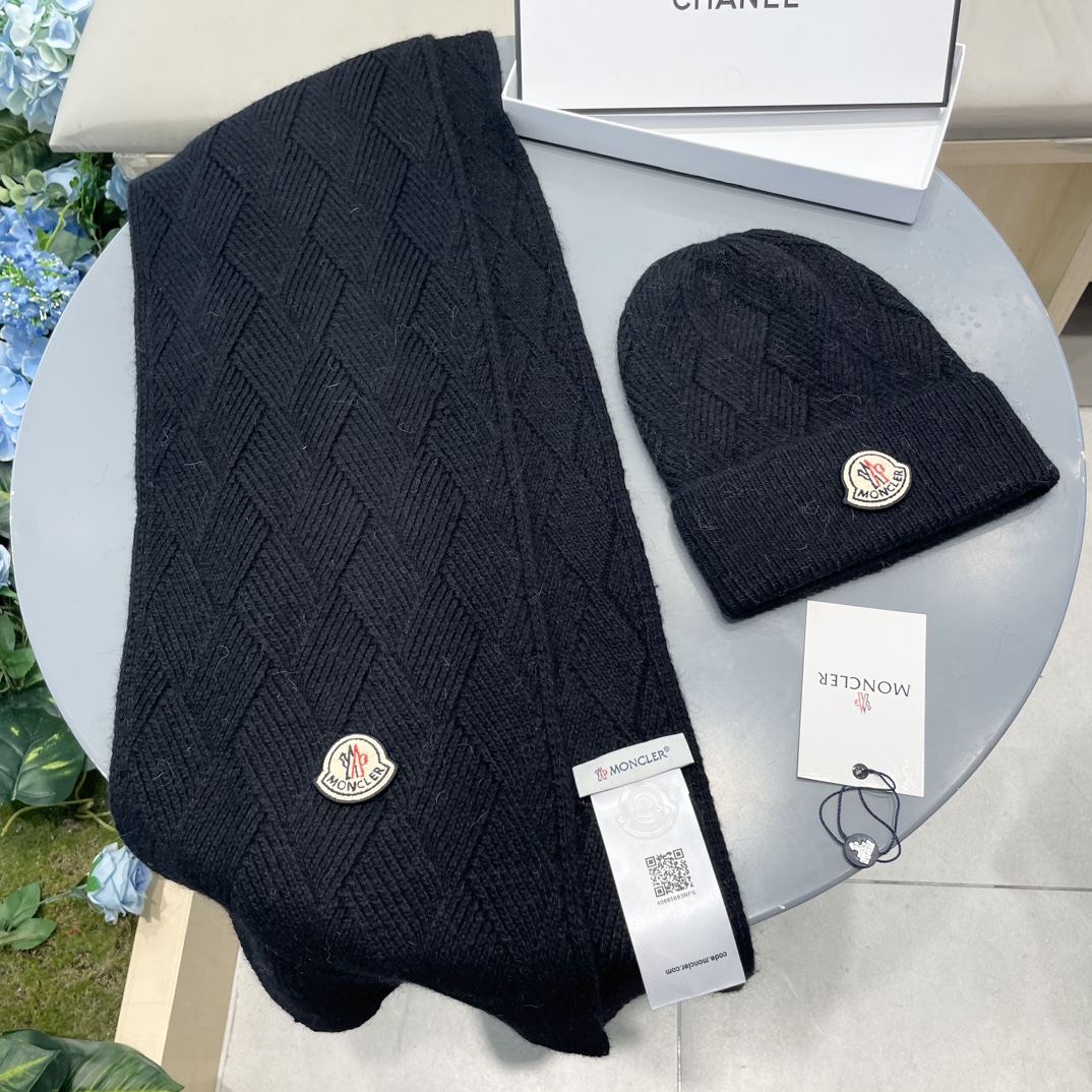 Moncler 蒙口套装秋冬款翻边羊毛针织毛线帽高品质定制！这款必定是极简主义的最爱干净，利索，时尚百搭