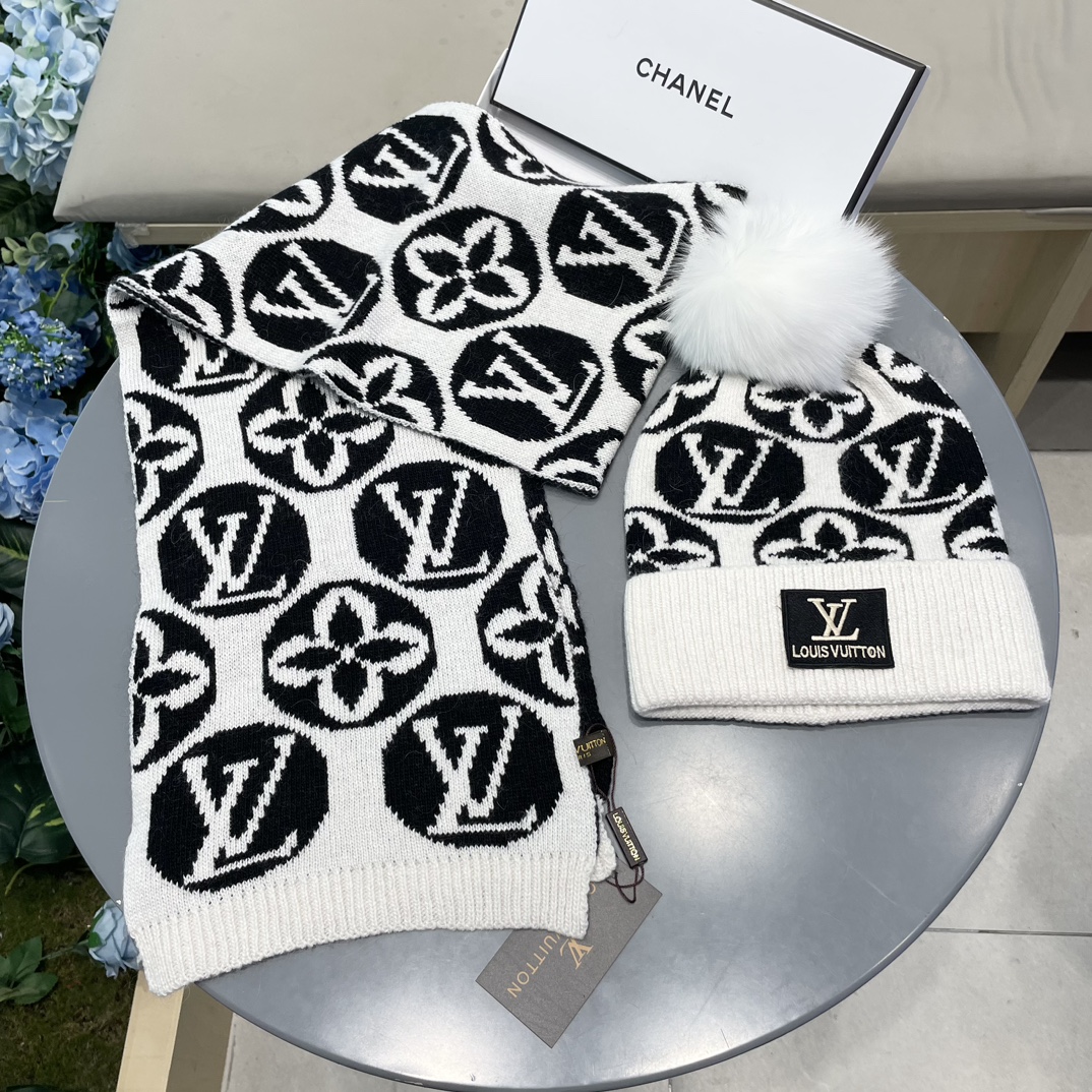 LV三件套🎁【羊毛三件套套装】帽子➕围巾➕手套！经典套装帽子！配12公分狐狸毛球👏暖暖哒超级舒服～冬日小