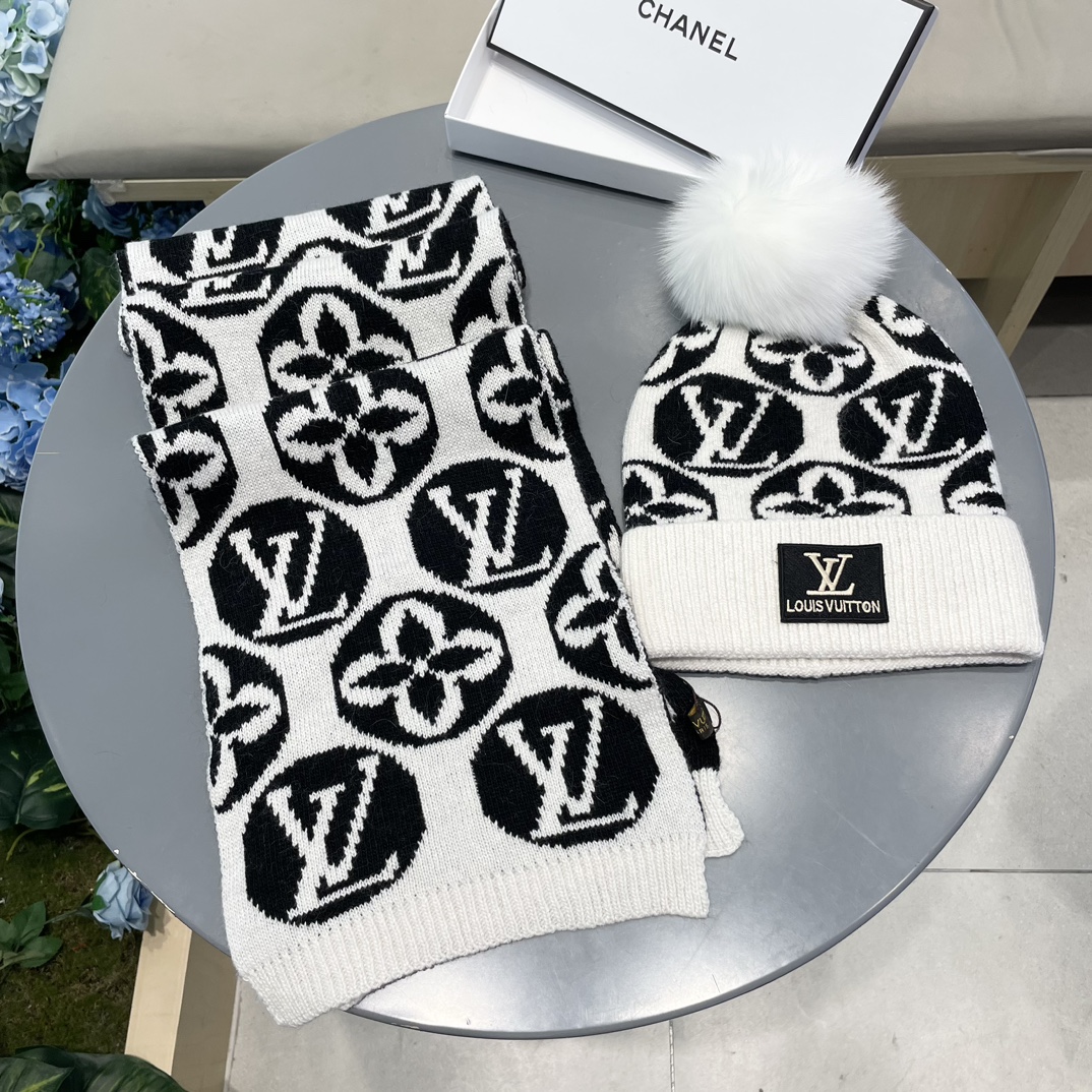 LV三件套🎁【羊毛三件套套装】帽子➕围巾➕手套！经典套装帽子！配12公分狐狸毛球👏暖暖哒超级舒服～冬日小