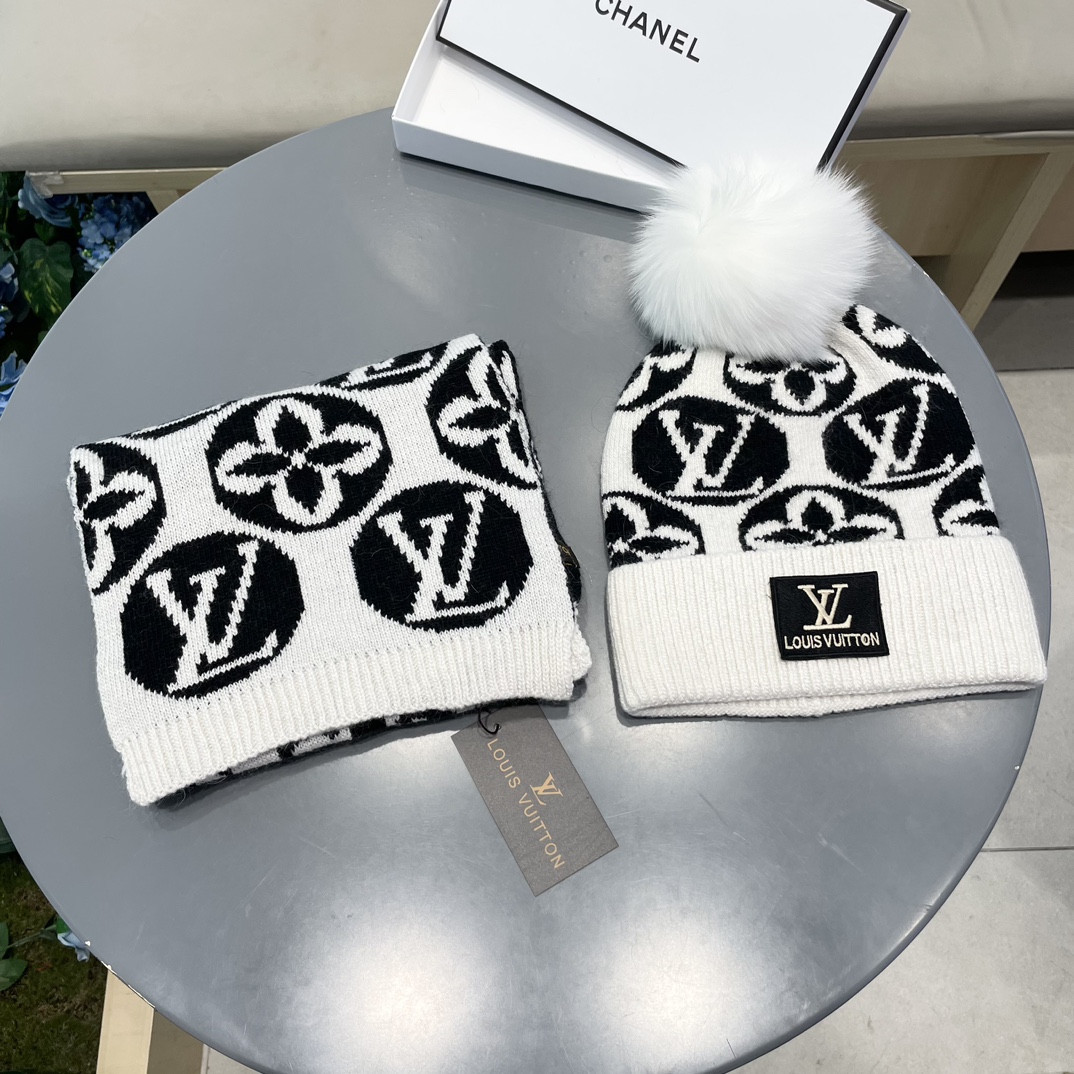 LV三件套🎁【羊毛三件套套装】帽子➕围巾➕手套！经典套装帽子！配12公分狐狸毛球👏暖暖哒超级舒服～冬日小