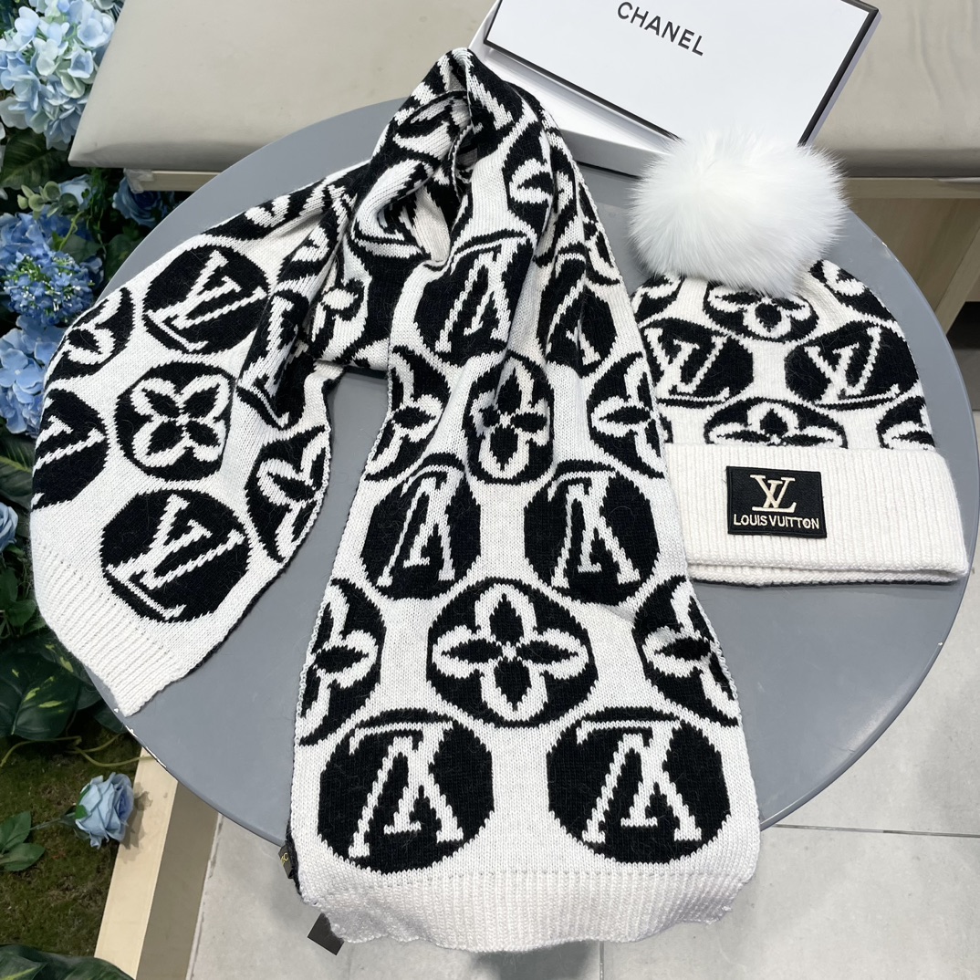 LV三件套🎁【羊毛三件套套装】帽子➕围巾➕手套！经典套装帽子！配12公分狐狸毛球👏暖暖哒超级舒服～冬日小